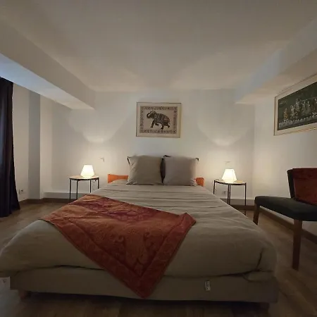 Ancien Palais De Justice Et Jardin