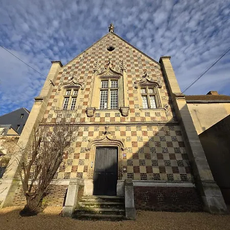 Ancien Palais De Justice Et Jardin * Вернёй-сюр-Авр