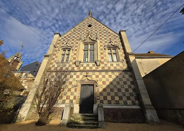 Ancien Palais De Justice Et Jardin * Вернёй-сюр-Авр