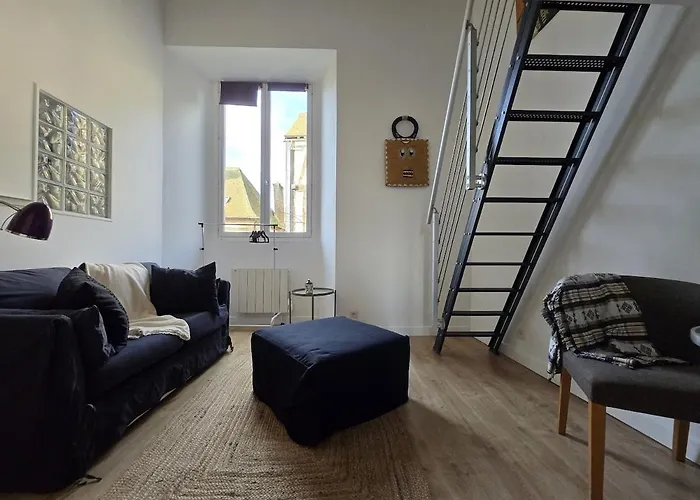 Monument Historique Renove Avec Gout Et Jardin Apartment