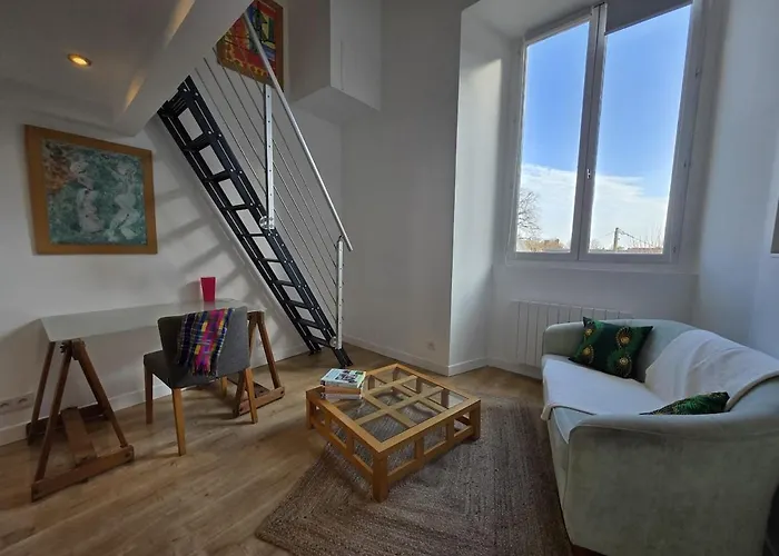 Ancien Palais De Justice Et Jardin * Вернёй-сюр-Авр