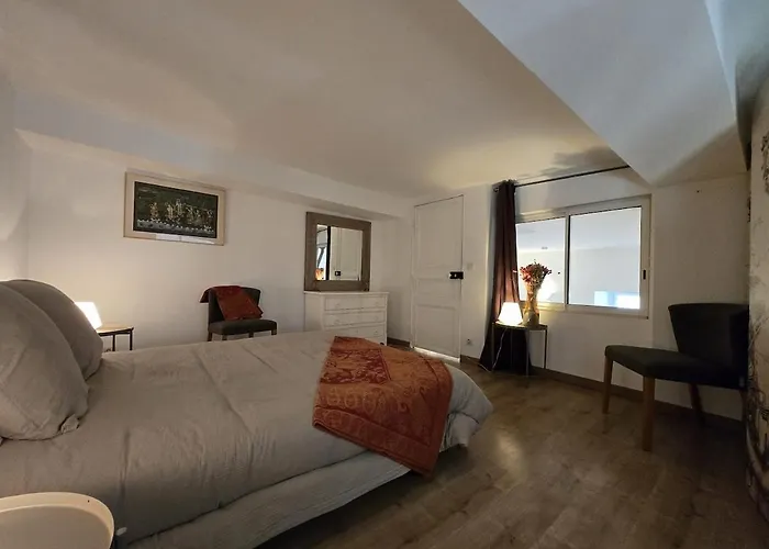 Monument Historique Renove Avec Gout Et Jardin Apartment