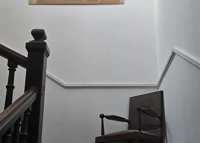 Ancien Palais De Justice Et Jardin